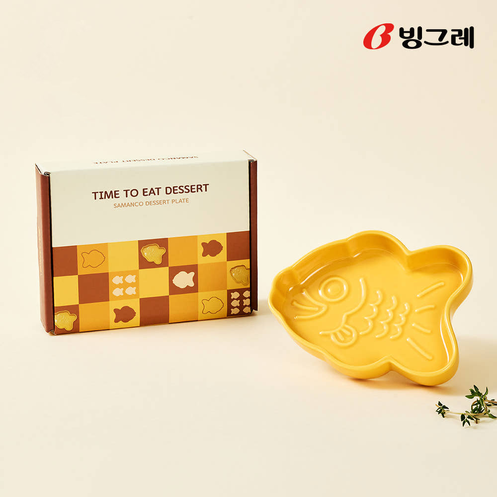 Binggrae Bungeo Samanco fish-shaped yellow ceramic plate beside box